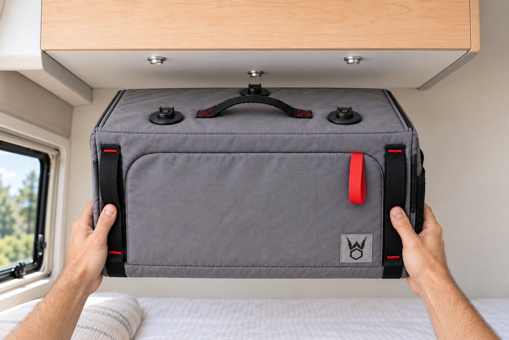 KI-Visualisierung: Zwei Hände setzen das Faultier von unten an die drei Aufnahmen der Basisplatte unter einem Oberschrank, darunter das Bett.